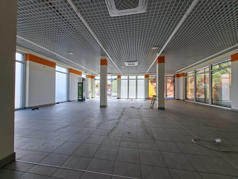 OB/137 do wynajęcia lokal handlowo usługowy w Sanoku przy ul. Lipińskiego